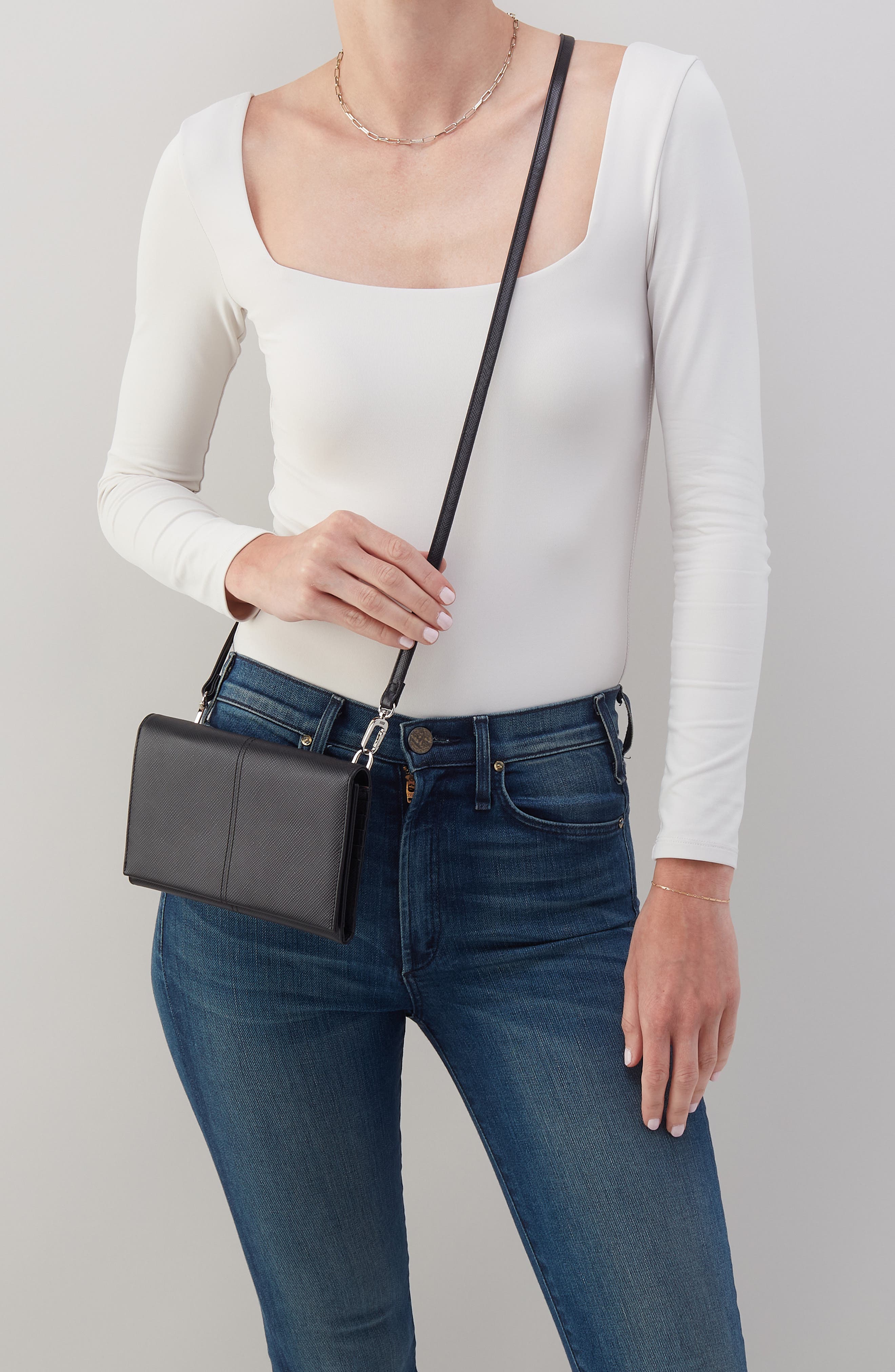 HOBO Essential Leather Crossbody Wallet, Alternate, color, Black