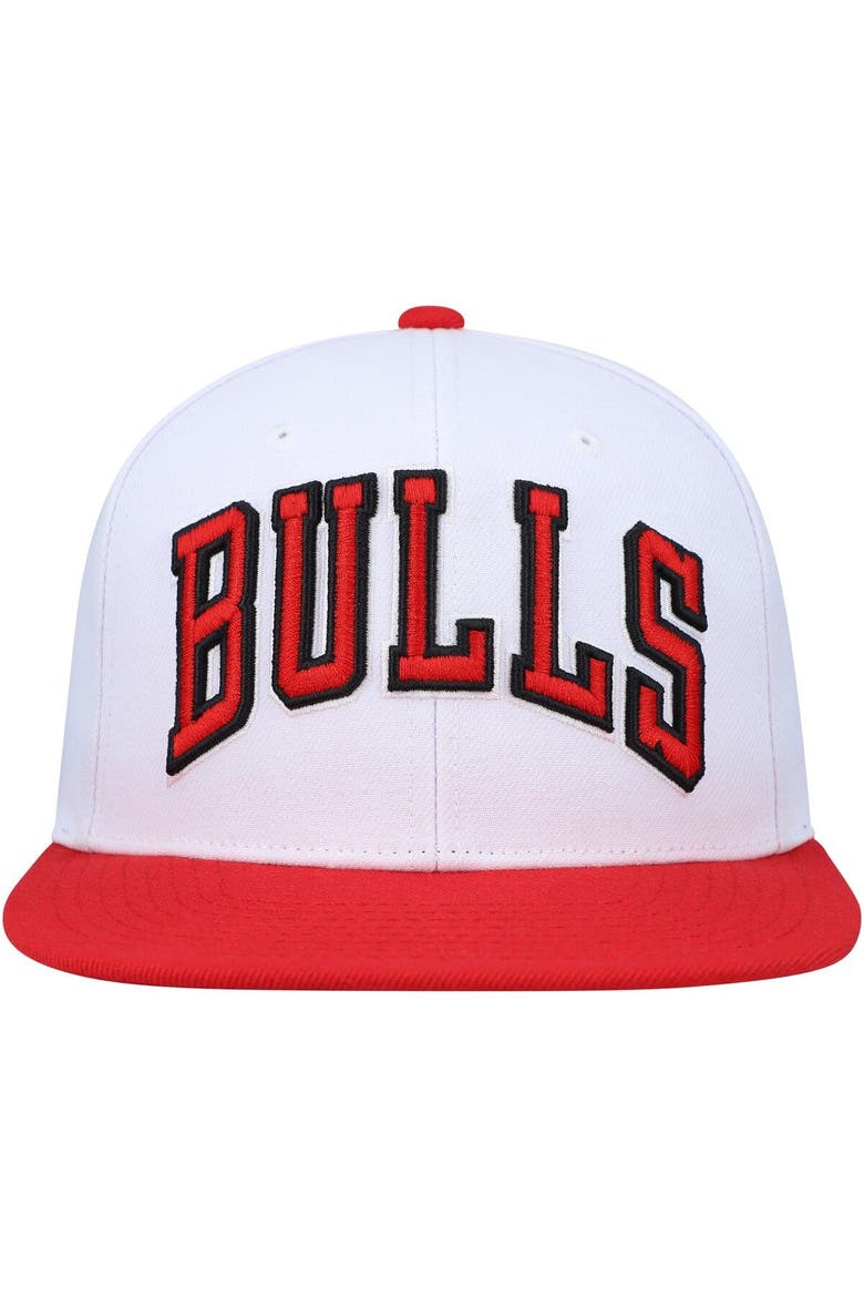 Men's Mitchell & Ness White/Red Chicago Bulls Essentials Core Two-Tone Basic Snapback Hat, Alternate, color, White