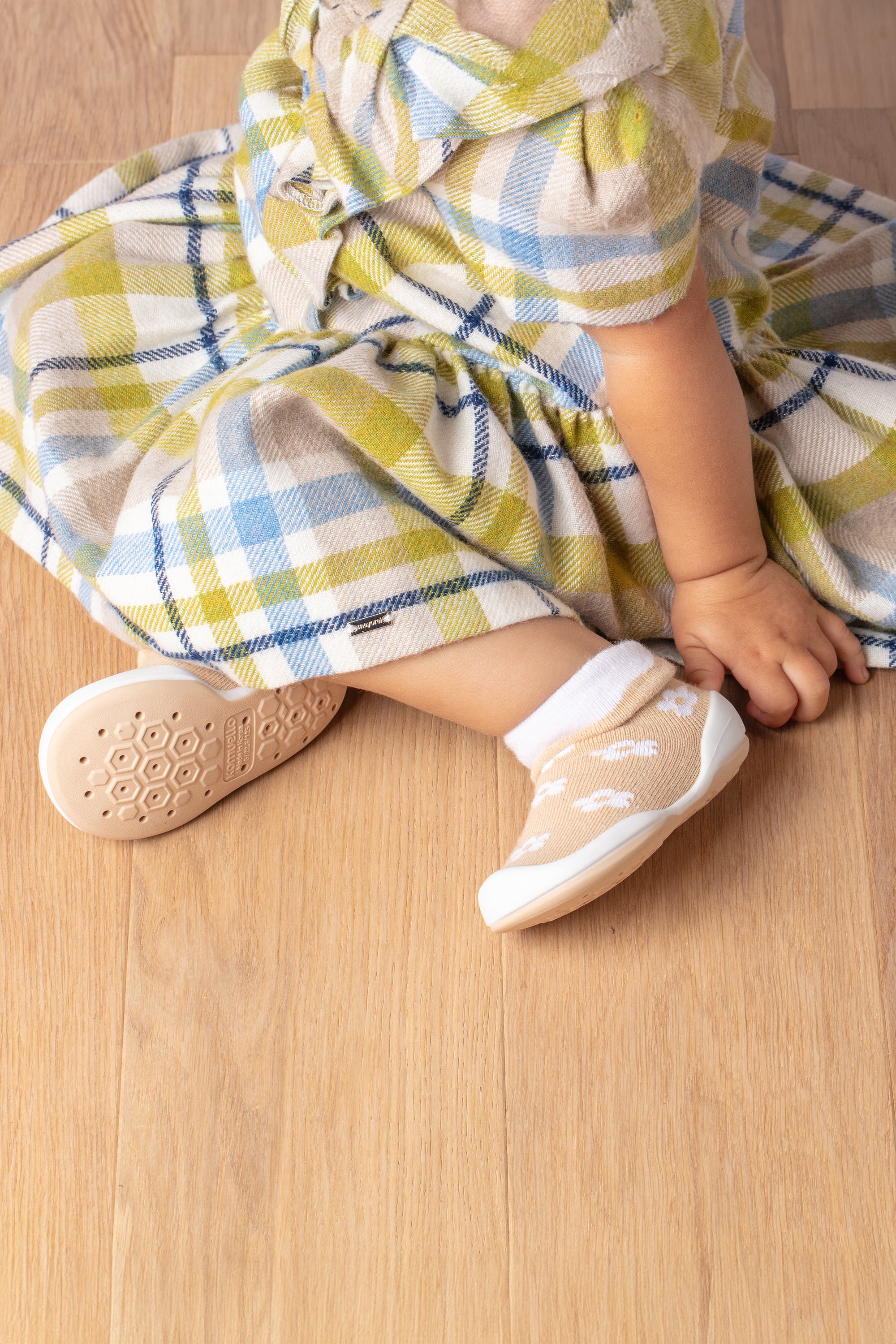 Komuello Toddler Girl Sock Shoes - Daisies Latte, Alternate, color, Latte