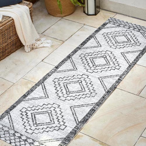 Jonathan Y Marokko Diamond  Medallion Indoor/outdoor Area Rug In Ivory/black
