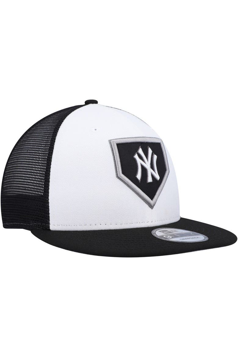 Men's New Era White/Black New York Yankees 2022 Clubhouse Trucker 9FIFTY Snapback Hat, Alternate, color, White
