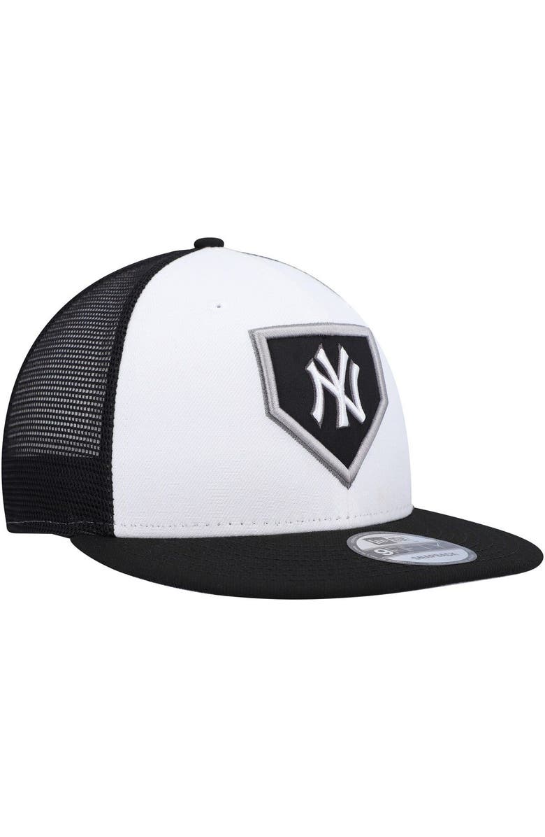 New Era Men's New Era White/Black New York Yankees 2022 Clubhouse Trucker 9FIFTY Snapback Hat, Alternate, color, White