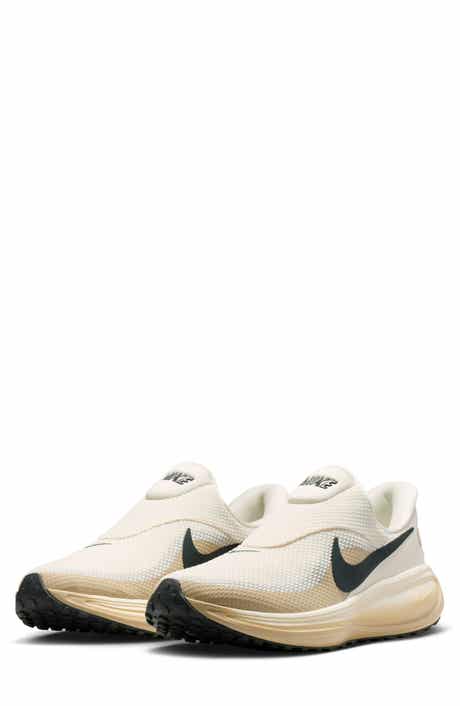 Nike Revolution 8 EasyOn/Off Road Running Shoe