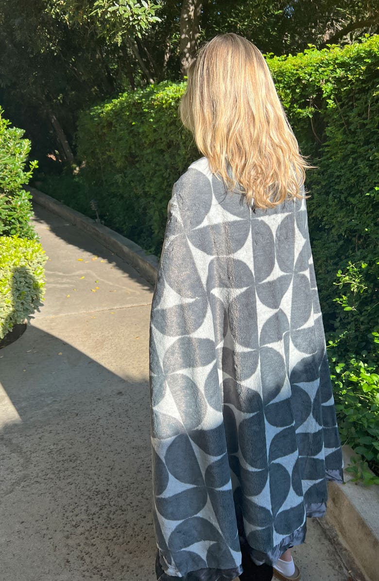 Little Giraffe Half Moon Print Throw Blanket, Alternate, color, Charcoal