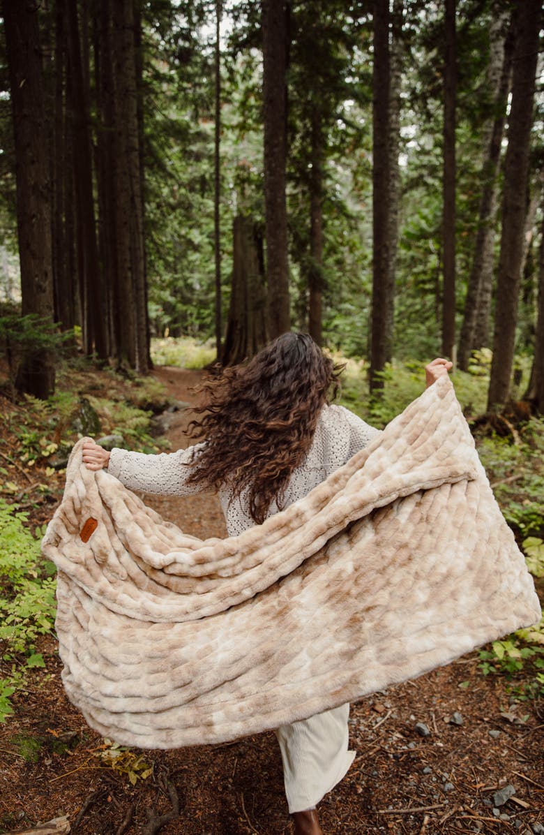 Little Giraffe Cloudscape Throw Blanket, Alternate, color, Driftwood/ Ivory