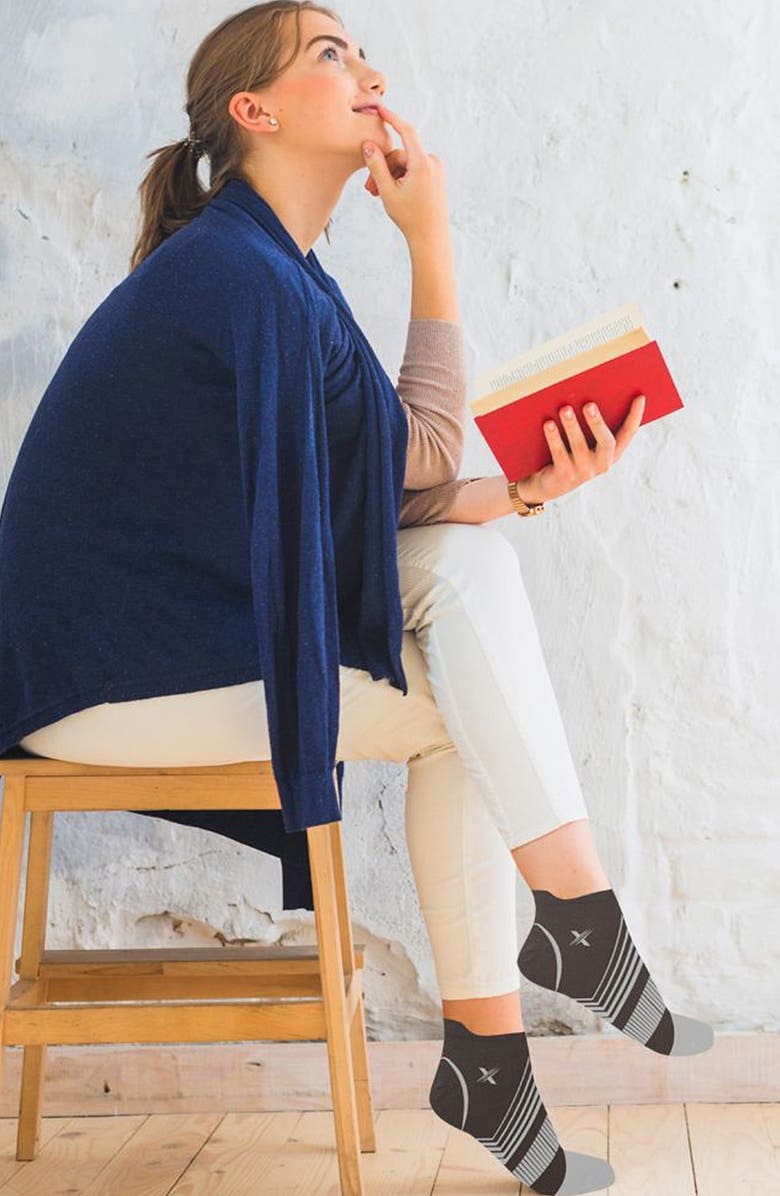 EXTREME FIT Ultra V Stripe Compression Ankle Socks, Alternate, color, Black Assorted