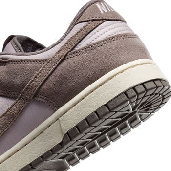 Dunk Low SE Basketball Sneaker