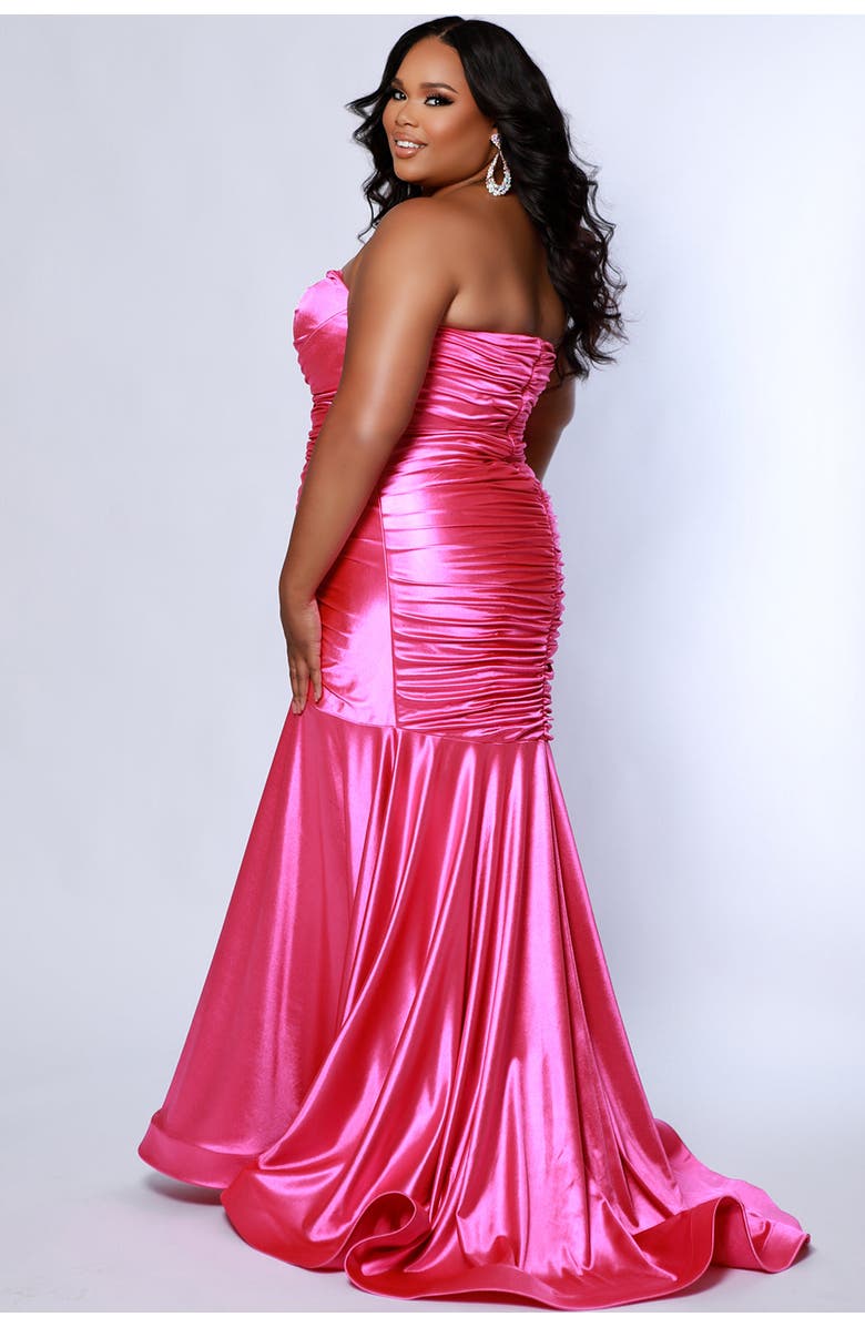 Sydney's Closet Fitted Strapless Sweetheart Neckline Plus Size Evening Gown, Alternate, color, Raspberry