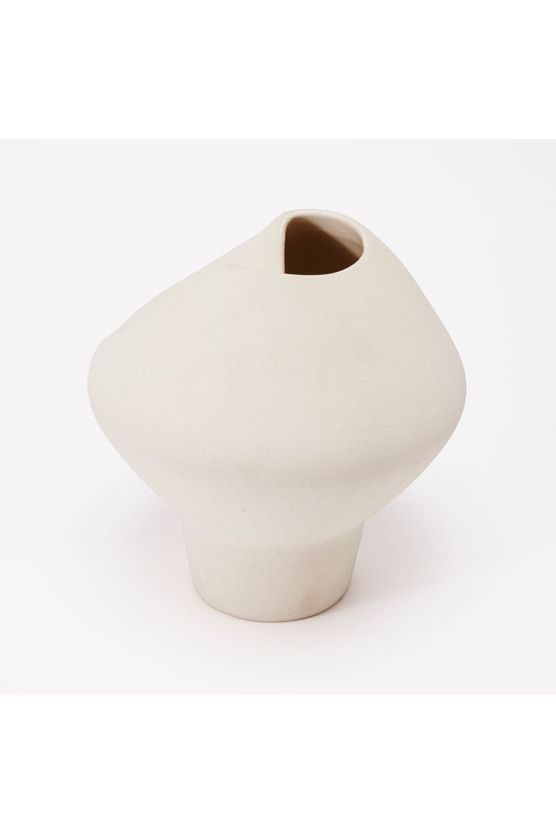 Nora Vase, Alternate, color, Raw Noir