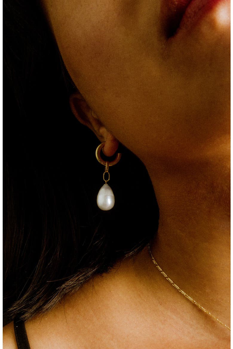 Single Pearl Huggie Hoop Earring, Alternate, color, YELLOW GOLD/ PEARL