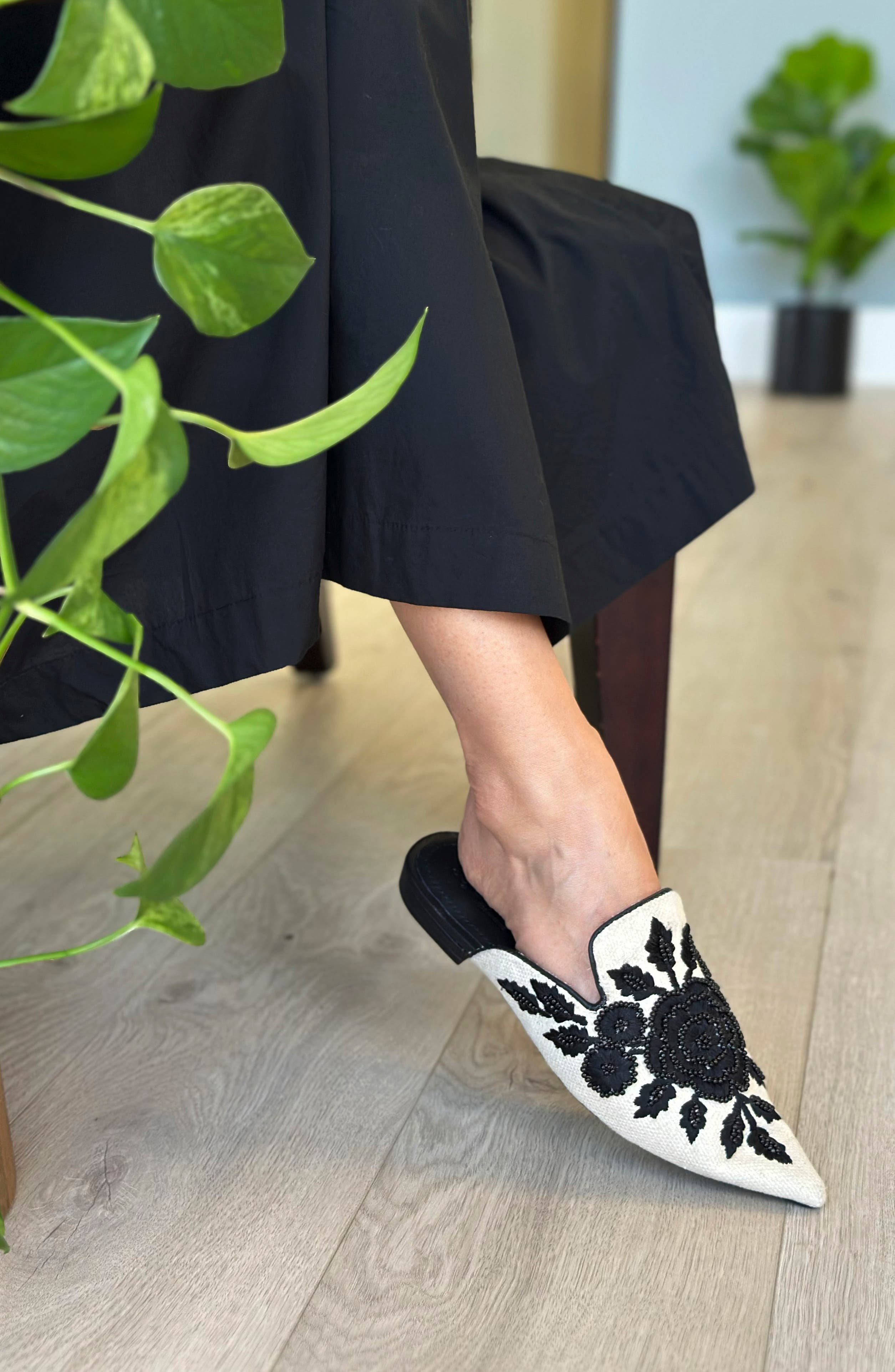 Around the World Pointed Toe Mule, Alternate, color, WHITE/BLACK