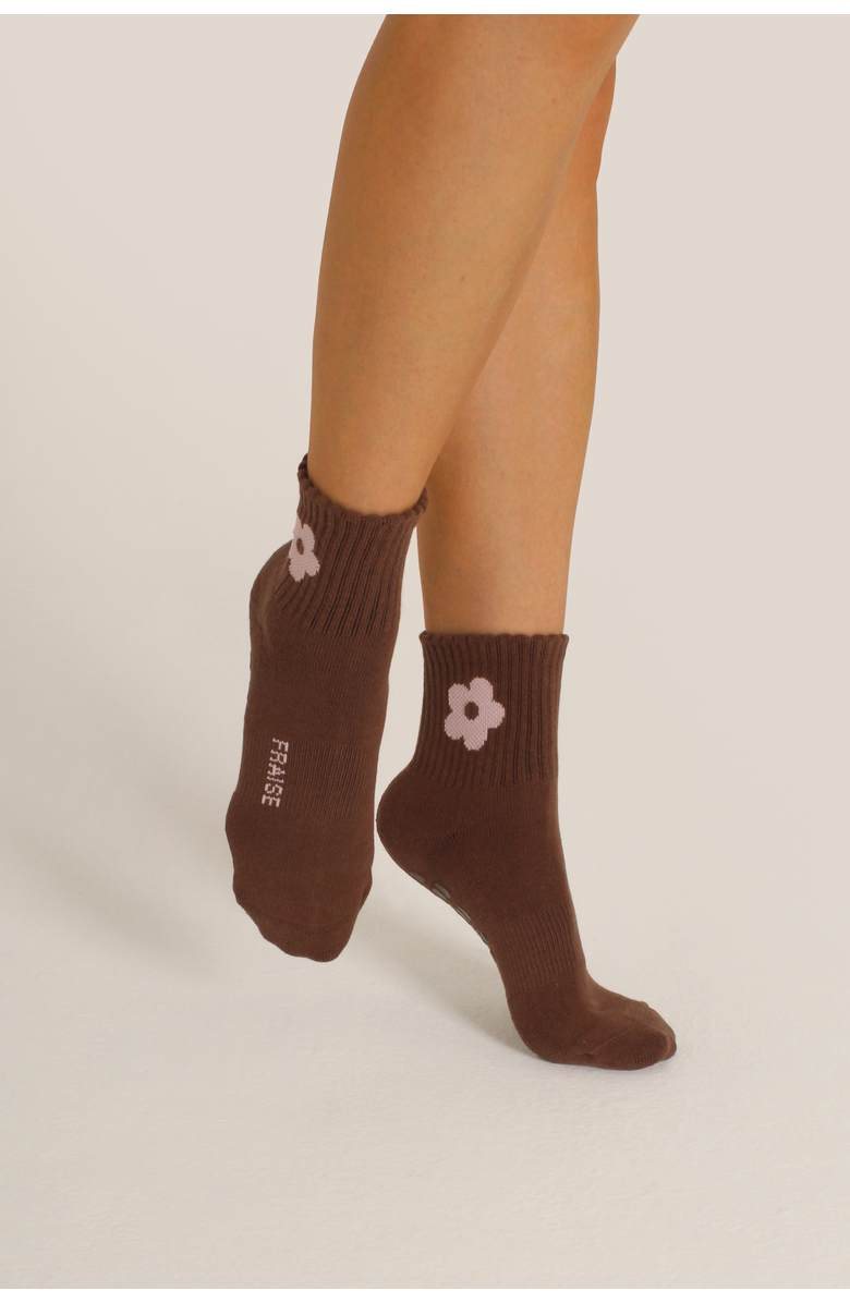 Fraise Petal Quarter Crew Grip Socks, Alternate, color, Brown/Pink