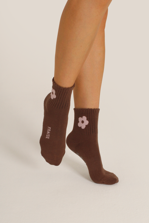 Fraise Petal Quarter Crew Grip Socks In Brown