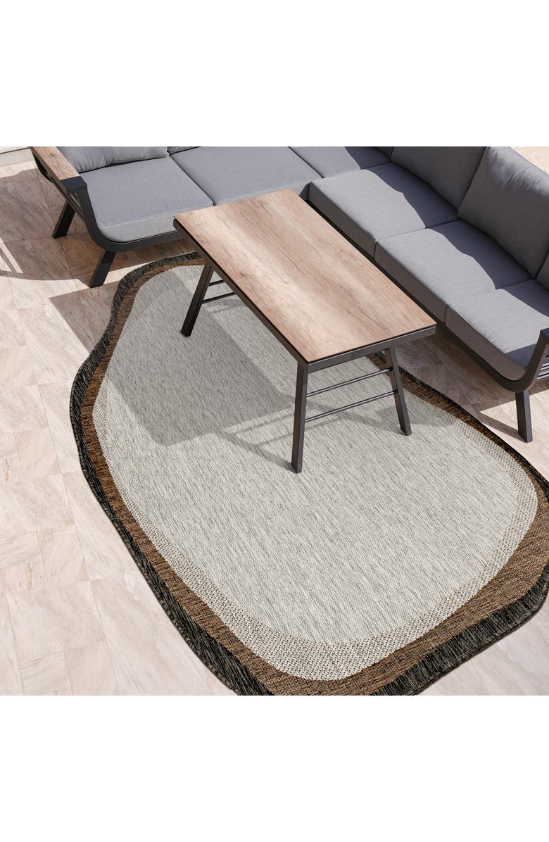 JONATHAN Y Wyatt Modern Rustic Abstract Indoor/Outdoor Shaped Area Rug, Alternate, color, Gray/Black