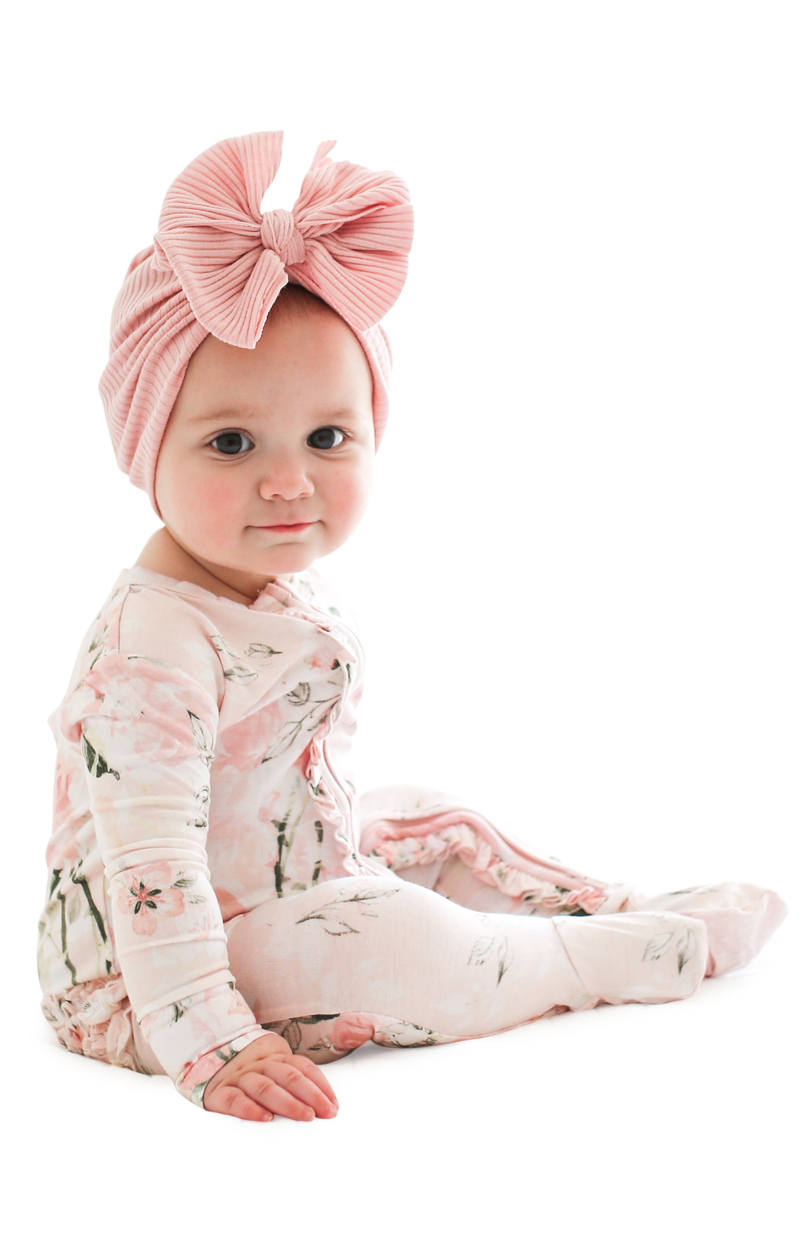 Детские Posh Peanut Vintage Pink Rose Ruffle Fitted Footie Pajamas — фото 3