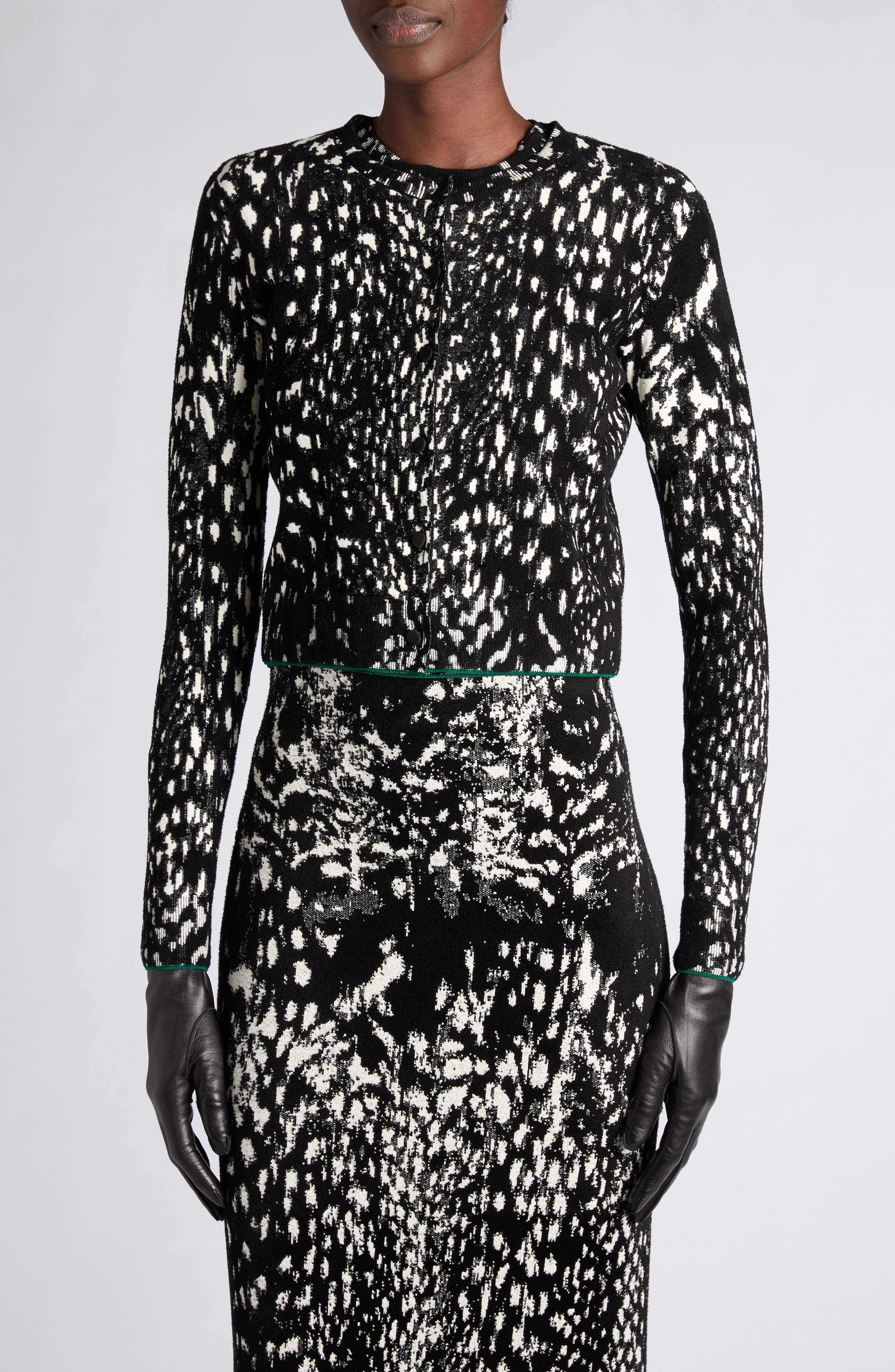 selected BLACK/ WHITE
