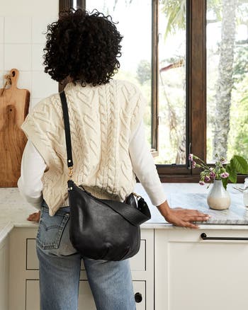 Moyen Messenger Crossbody Bag