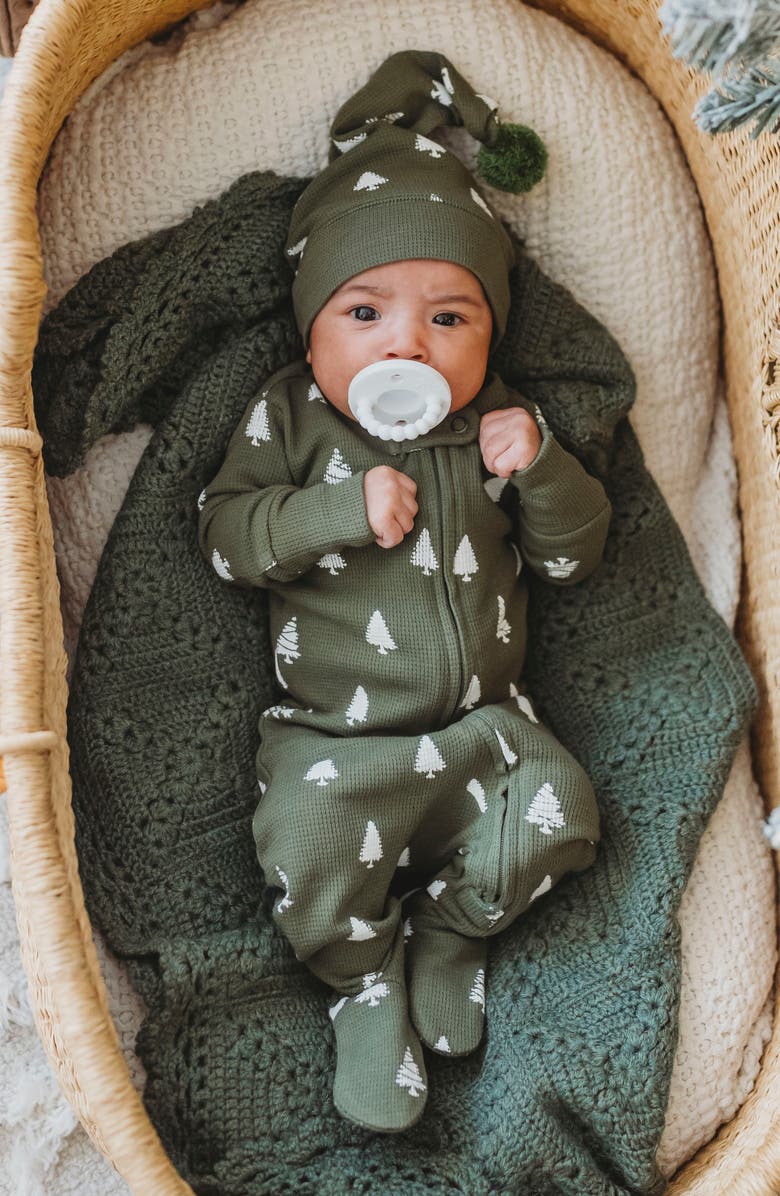 L'ovedbaby Holiday Print Fitted One-Piece Organic Cotton Footie Pajamas & Hat Set, Alternate, color, Frosty Pine