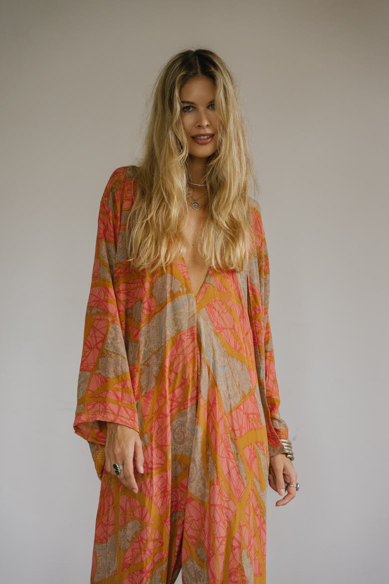 The Set Travis, Alternate, color, Peach Print