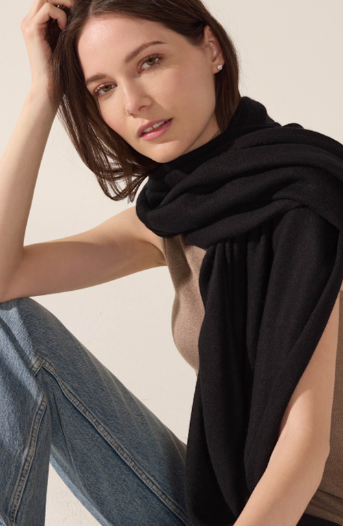 Italic Amara Cashmere Wrap In Black