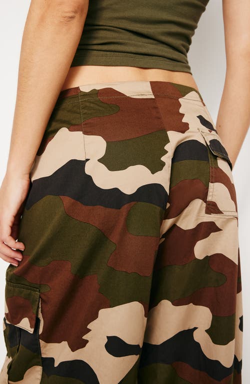 Good American Parachute Cargo Joggers In Fatigue Green Camo01