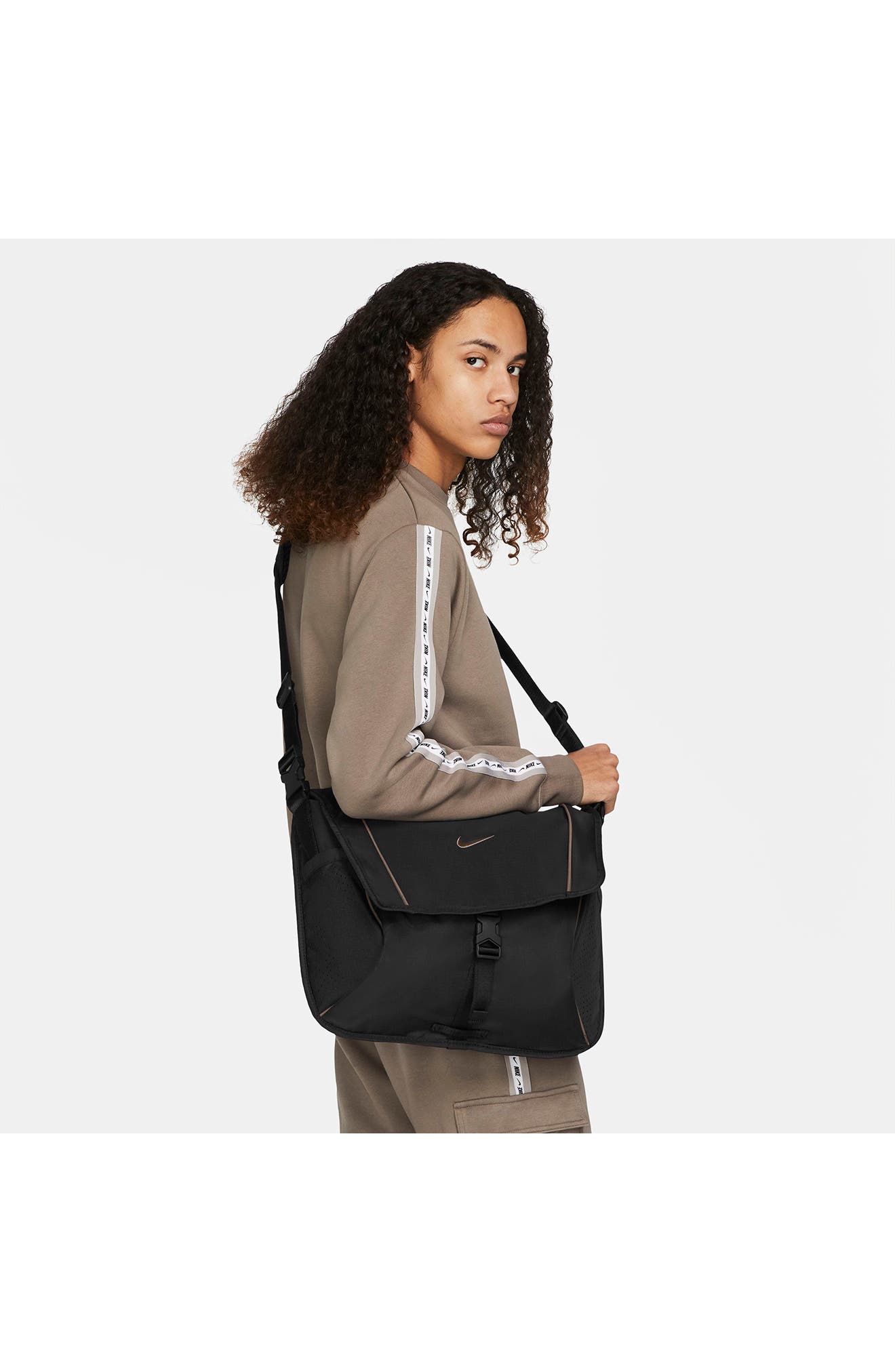Nike Sportswear Essentials Messenger Bag, Alternate, color, 