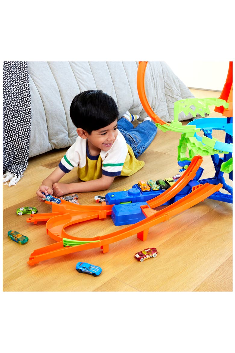 Stunt Tracks Mid-Air Crash Playset with 1:64 Scale Die-Cast Toy Car & Motorized Booster, Alternate, color, ORANGE