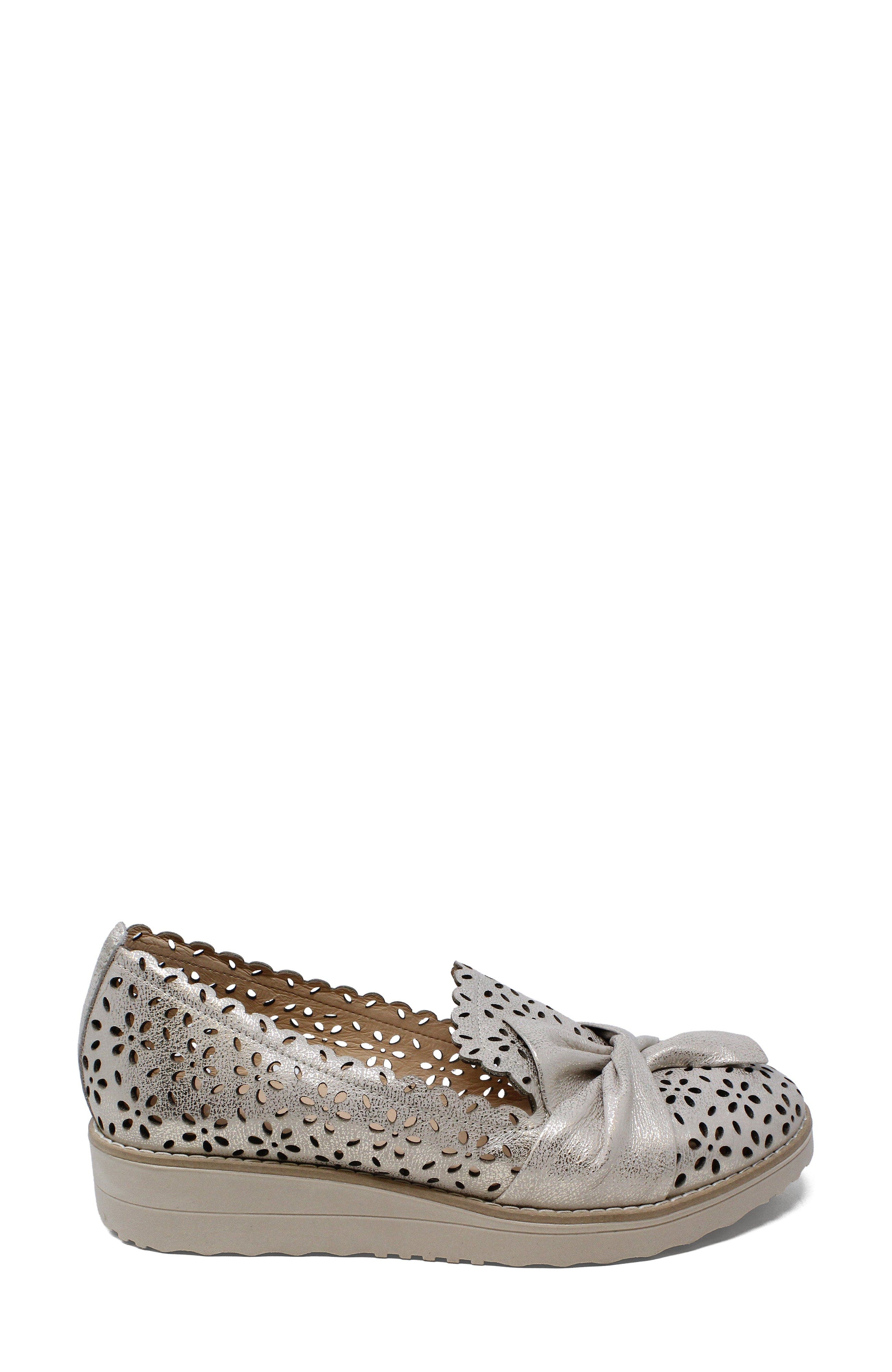 DJANGO AND JULIETTE Omilla Slip On, Alternate, color, Beige And Gold-Vanilla Sole