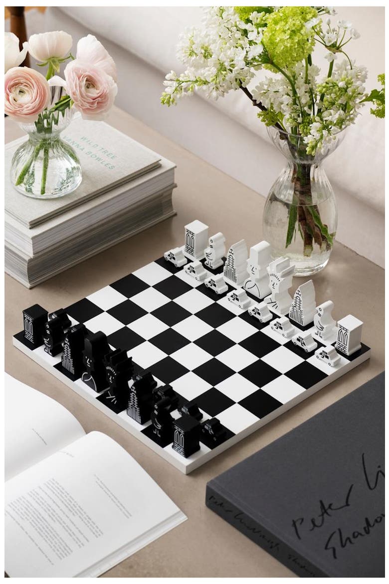 The New Yorker's Chess Set, Alternate, color, BLACK WHITE