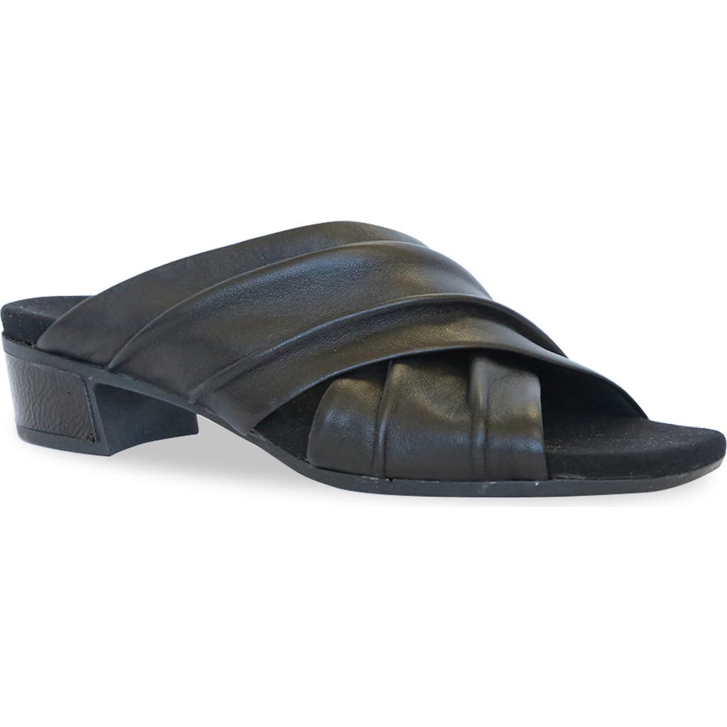 Munro Lee Slide Sandal In Black Lamb