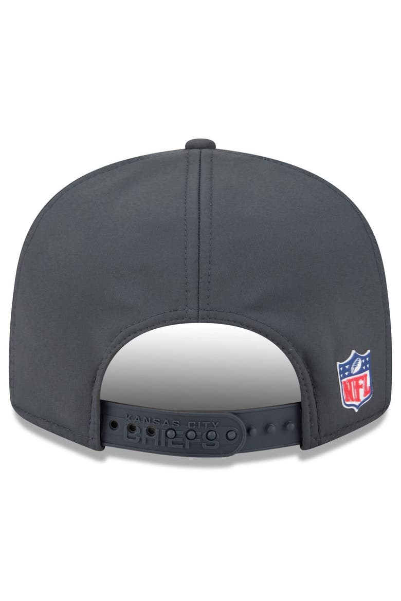 Men's New Era Charcoal Kansas City Chiefs 2025 Sideline Cold Weather Split Panel 9FIFTY Snapback Hat, Alternate, color, Charcoal