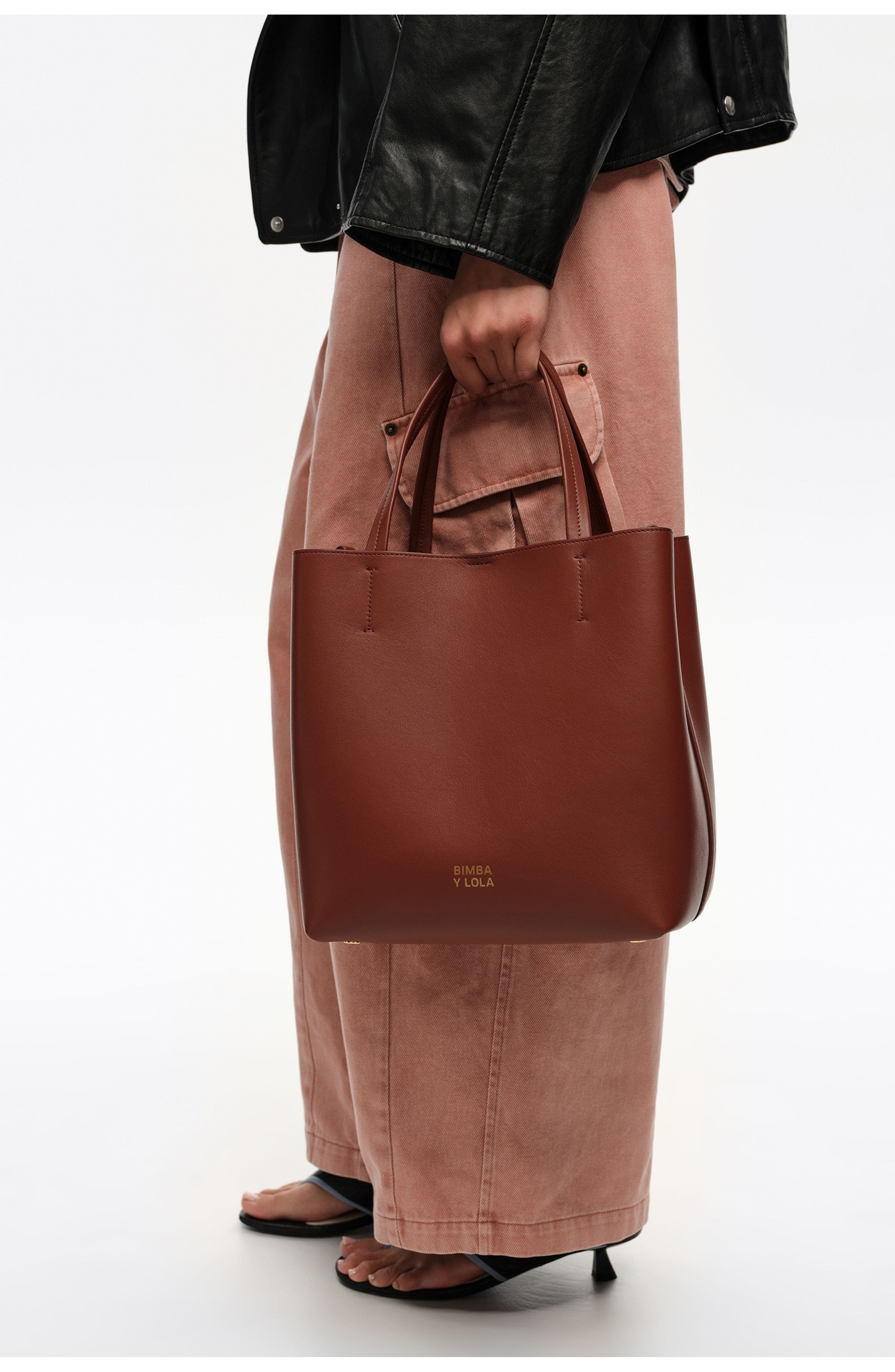 Bimba y Lola Medium Leather Chihuahua bag, Alternate, color, Nut