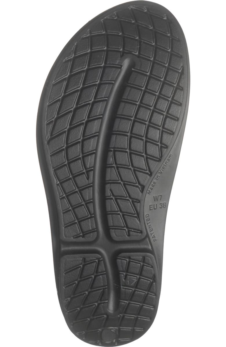 Oofos OOmega OOlala Luxe Flip Flop, Alternate, color, Black/ Titanium Mirror