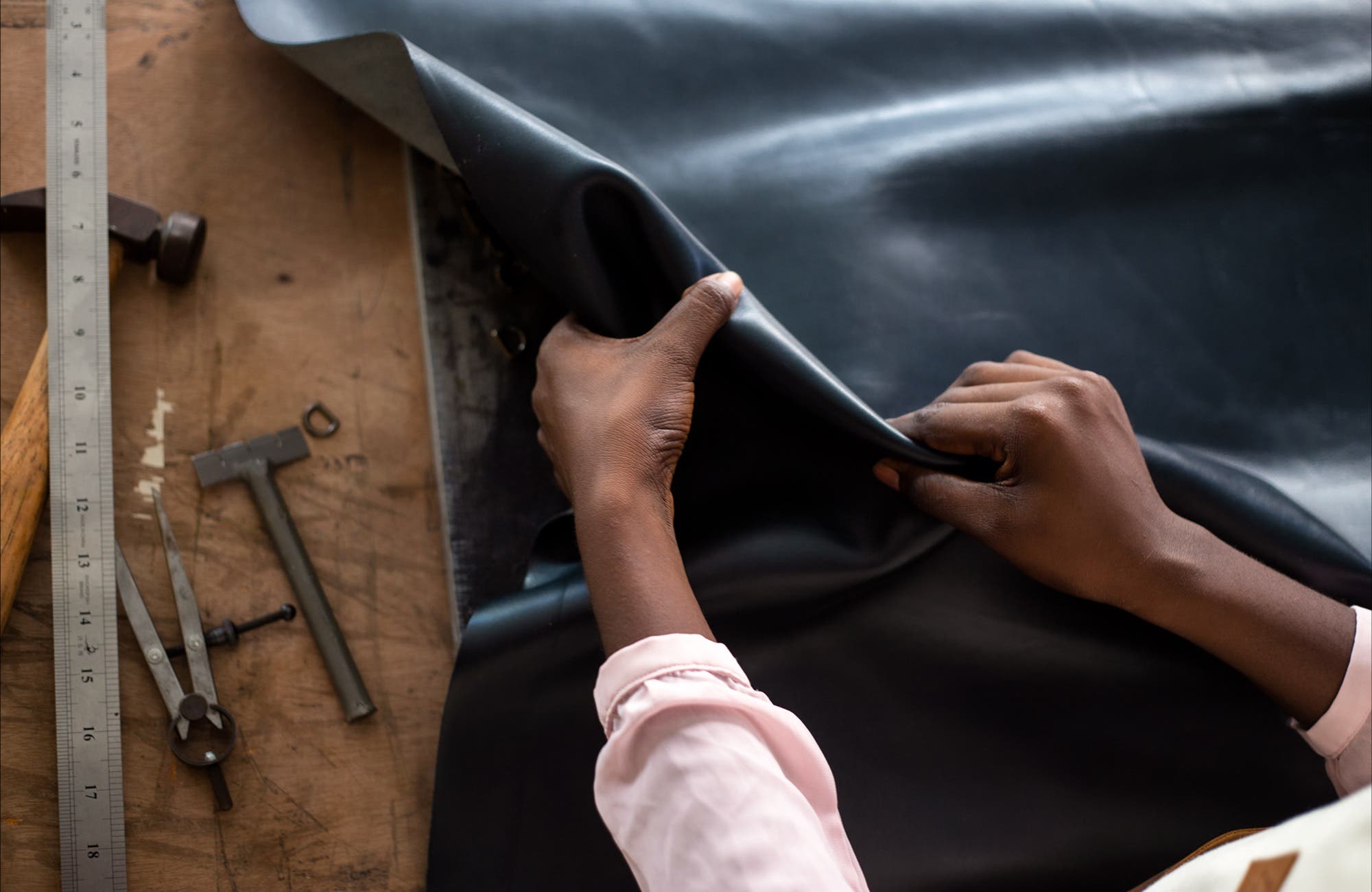 Deux Mains Saddle Shoulder Bag, Alternate, color, 