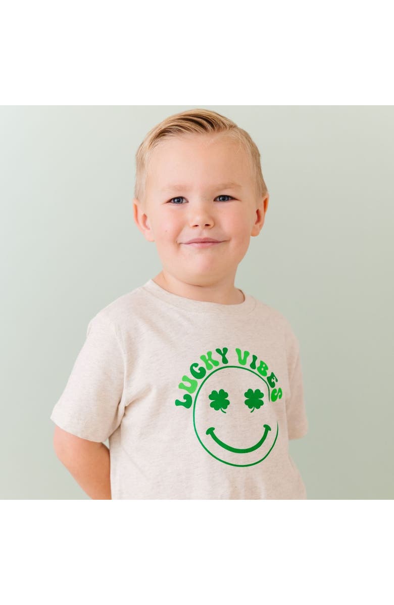 Sweet Wink Lucky Vibes St. Patrick
s Day Short Sleeve T-Shirt, Alternate, color, Natural