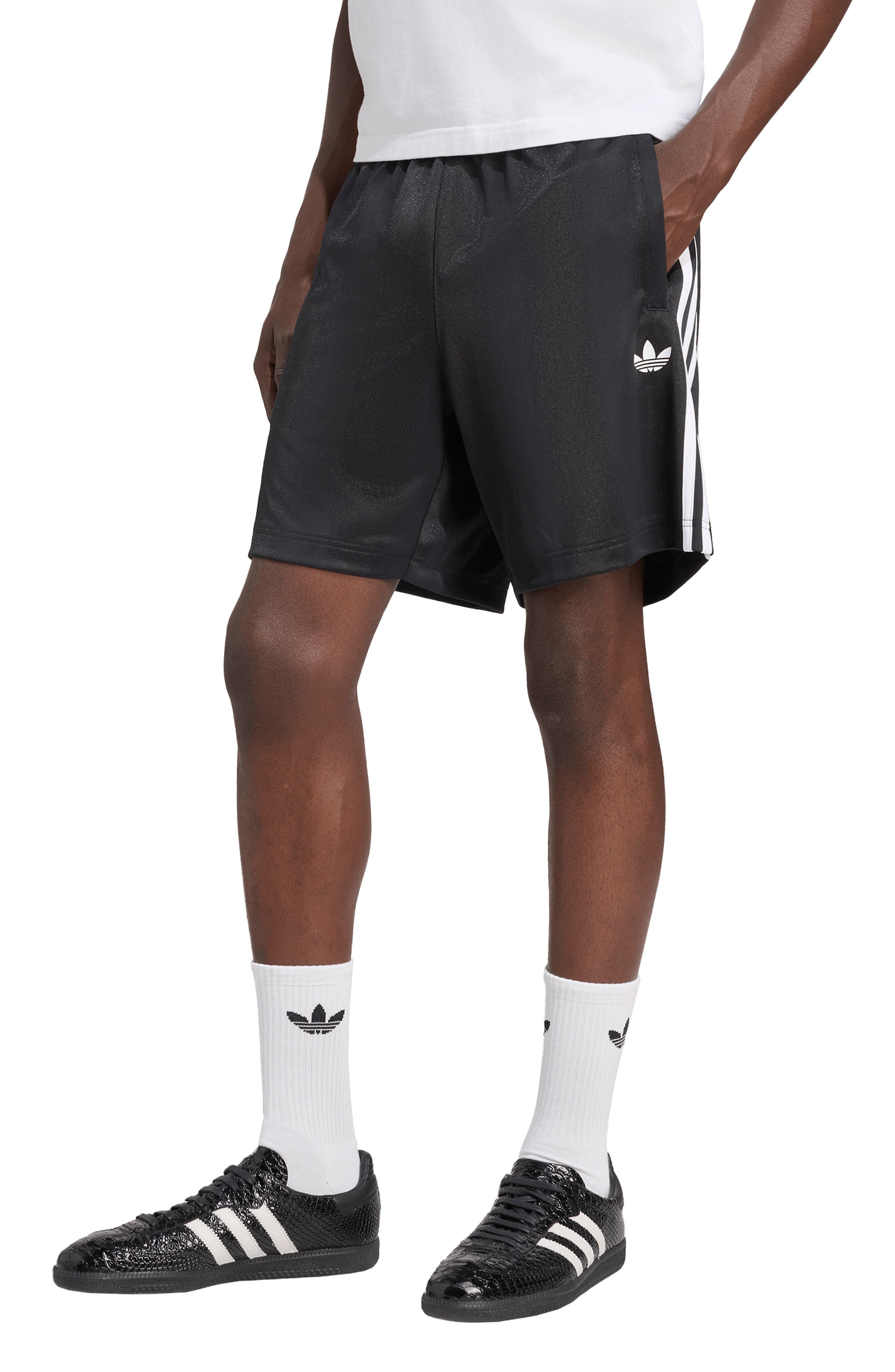 selected BLACK/ WHITE