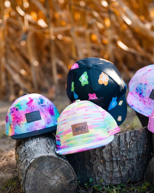 DEUX PAR DEUX DEUX PAR DEUX GIRL'S PRINTED CAP BLACK AND MULTICOLORED GUMMIES