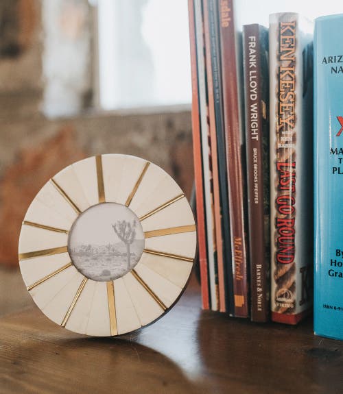 Matr Boomie Mukhendu 3x3 Round Picture Frame In White/gold - Circle