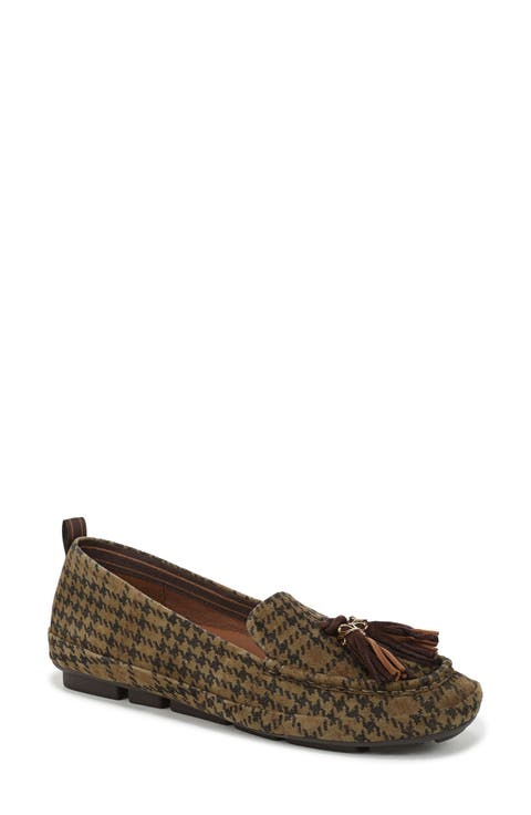 Betsy Tassel Moc Toe Loafer (Women)