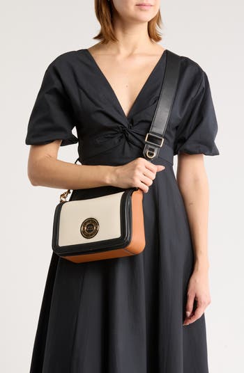 MARC JACOBS】インシグニア クロスボディメタルロゴ フラップL
