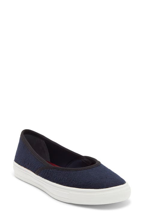 <p>Crossover Sneaker Flat (Women)</p>