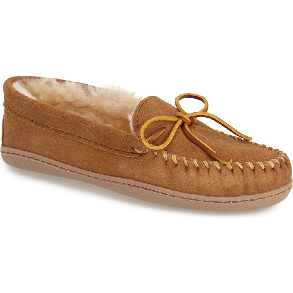 Minnetonka Sheepskin Hard Sole Slipper in Tan Suede at Nordstrom, Size 6