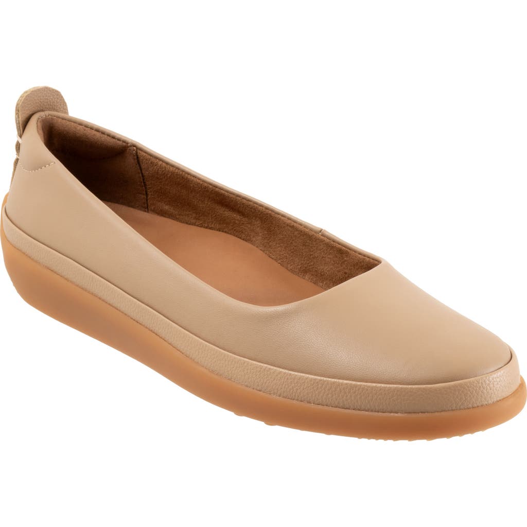 SoftWalk® Disa Flat in Beige