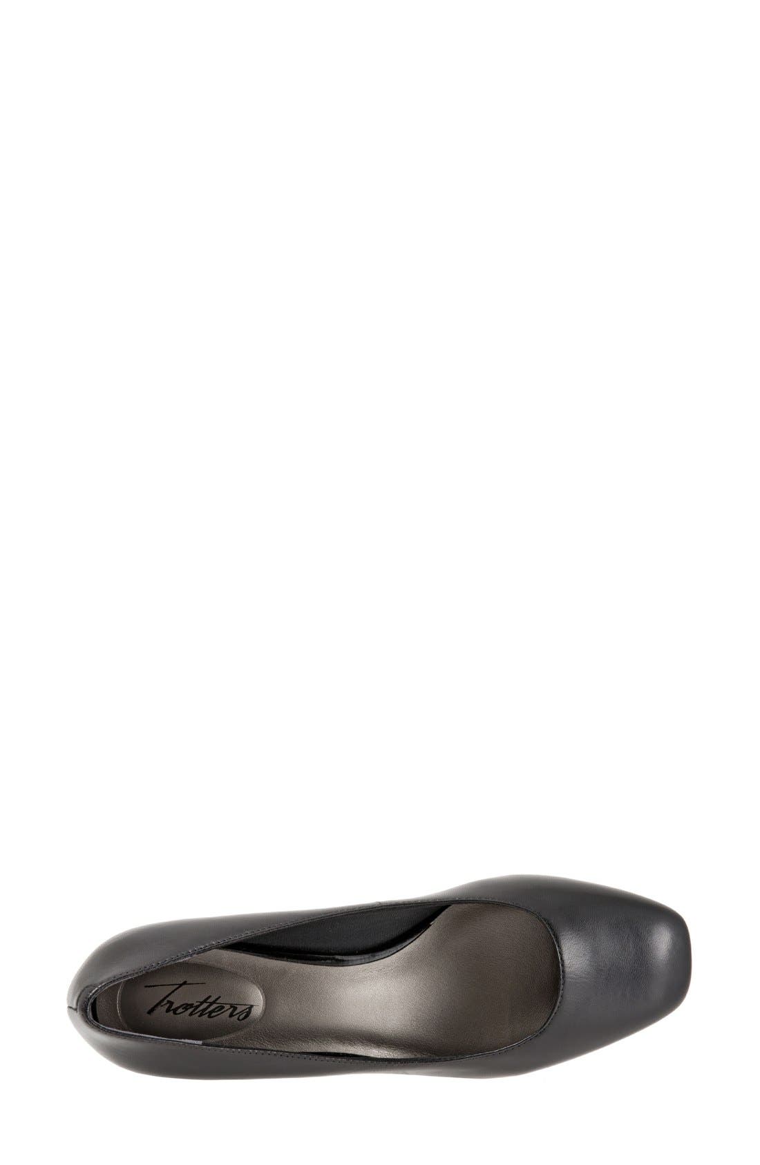 Trotters Lola Pump, Alternate, color, 