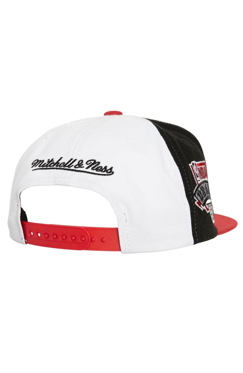 Mitchell & Ness Men's Mitchell & Ness White/Red Chicago Bulls Core Snapback Hat, Alternate, color, White