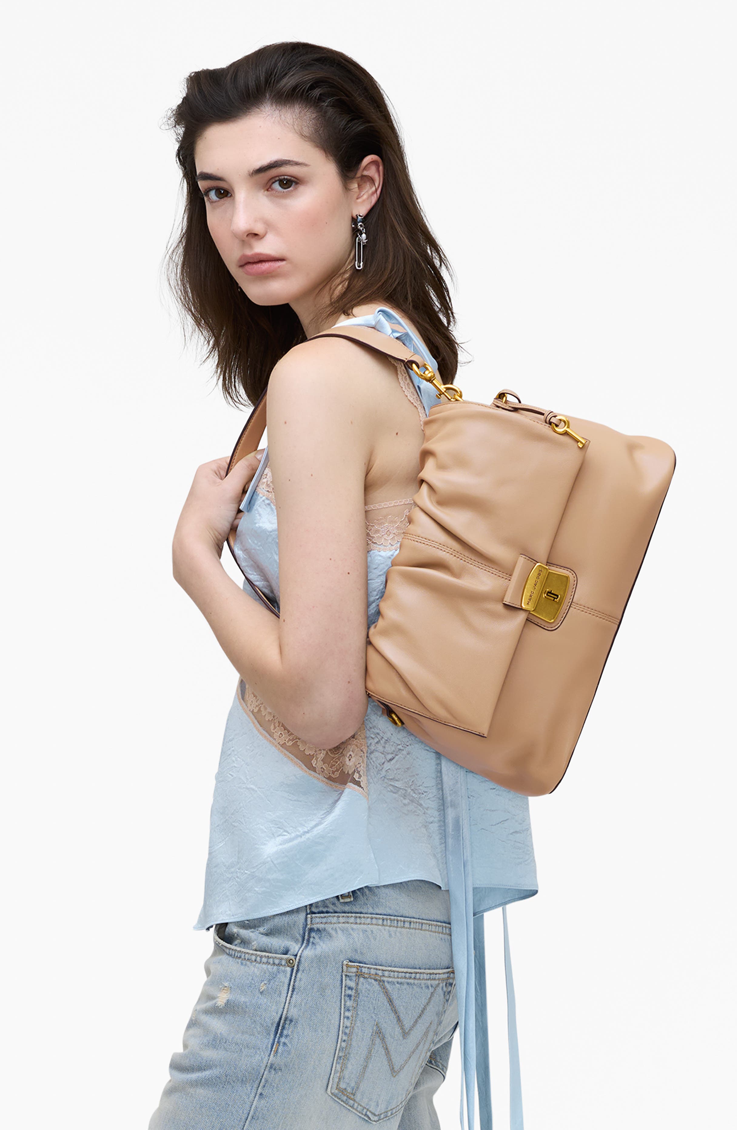 Marc Jacobs The Cristina Messenger Leather Shoulder Bag, Alternate, color, Camel