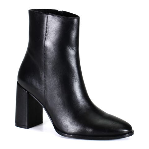 TRAV LER Sleek Leather Ankle Bootie