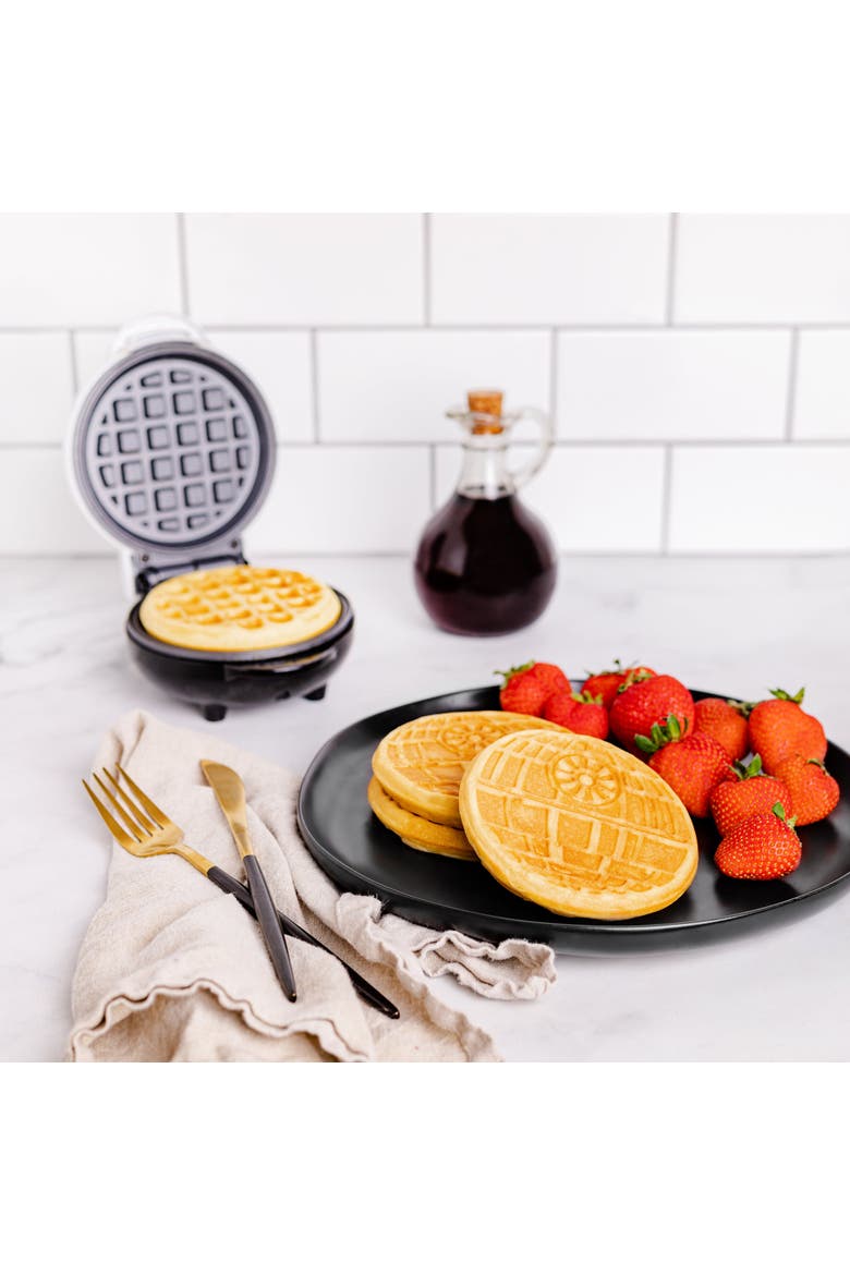 Uncanny Brands スターウォーズ ミニダースベイダーワッフルメーカー Uncanny Brands Star Wars Mini Death Star Waffle Maker | Nordstrom