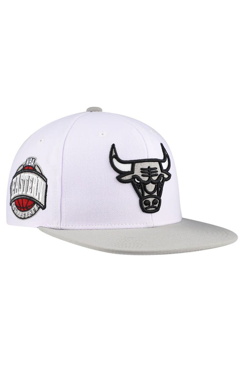 Men's Mitchell & Ness White Chicago Bulls Core Snapback Hat, Alternate, color, White