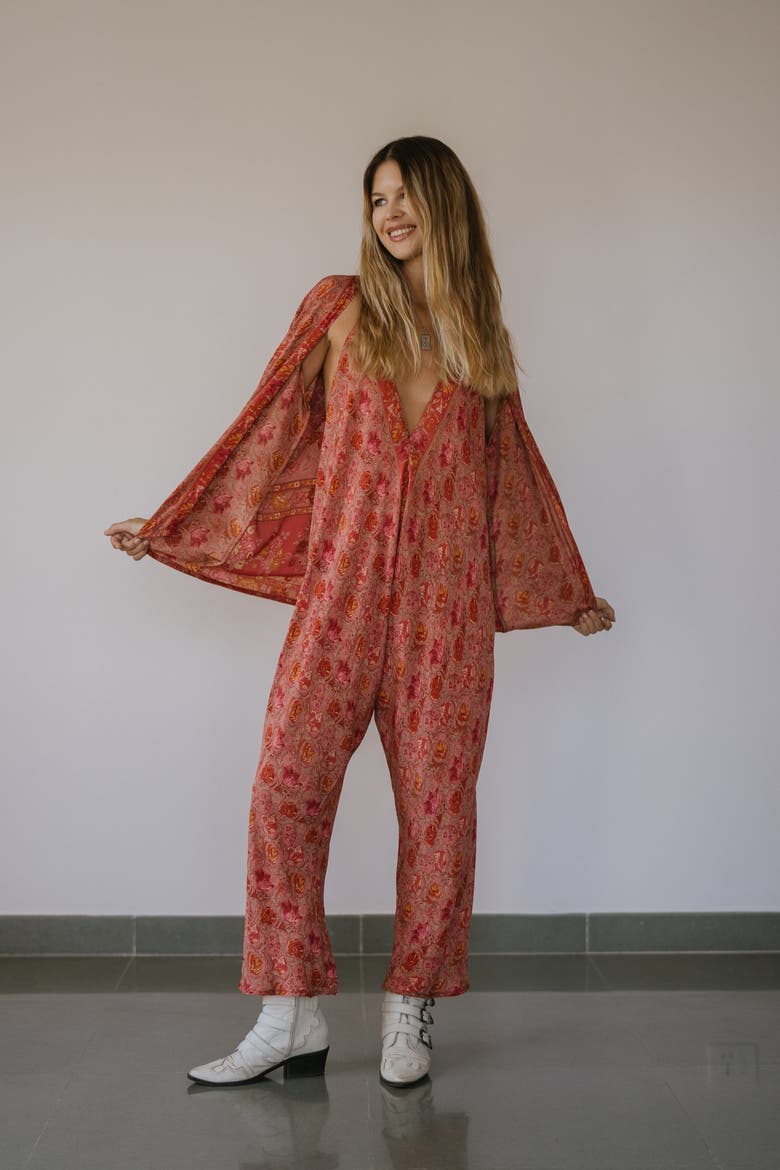 The Set Foxy, Alternate, color, Rose Floral